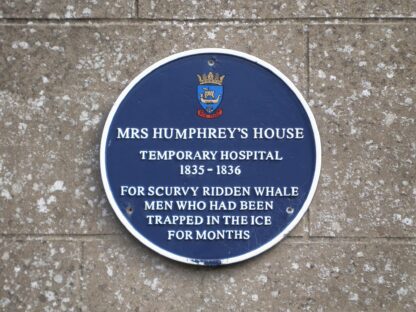 Blue plaque: Mrs Humphrey's House - Temporary Hospital for scurvy ridden whale men who had been trapped in the ice for months